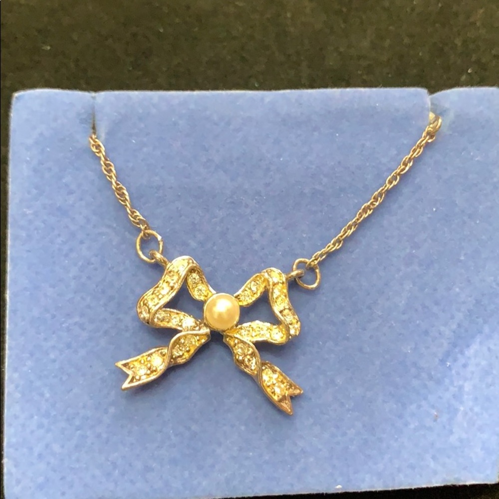 Delicate bow necklace